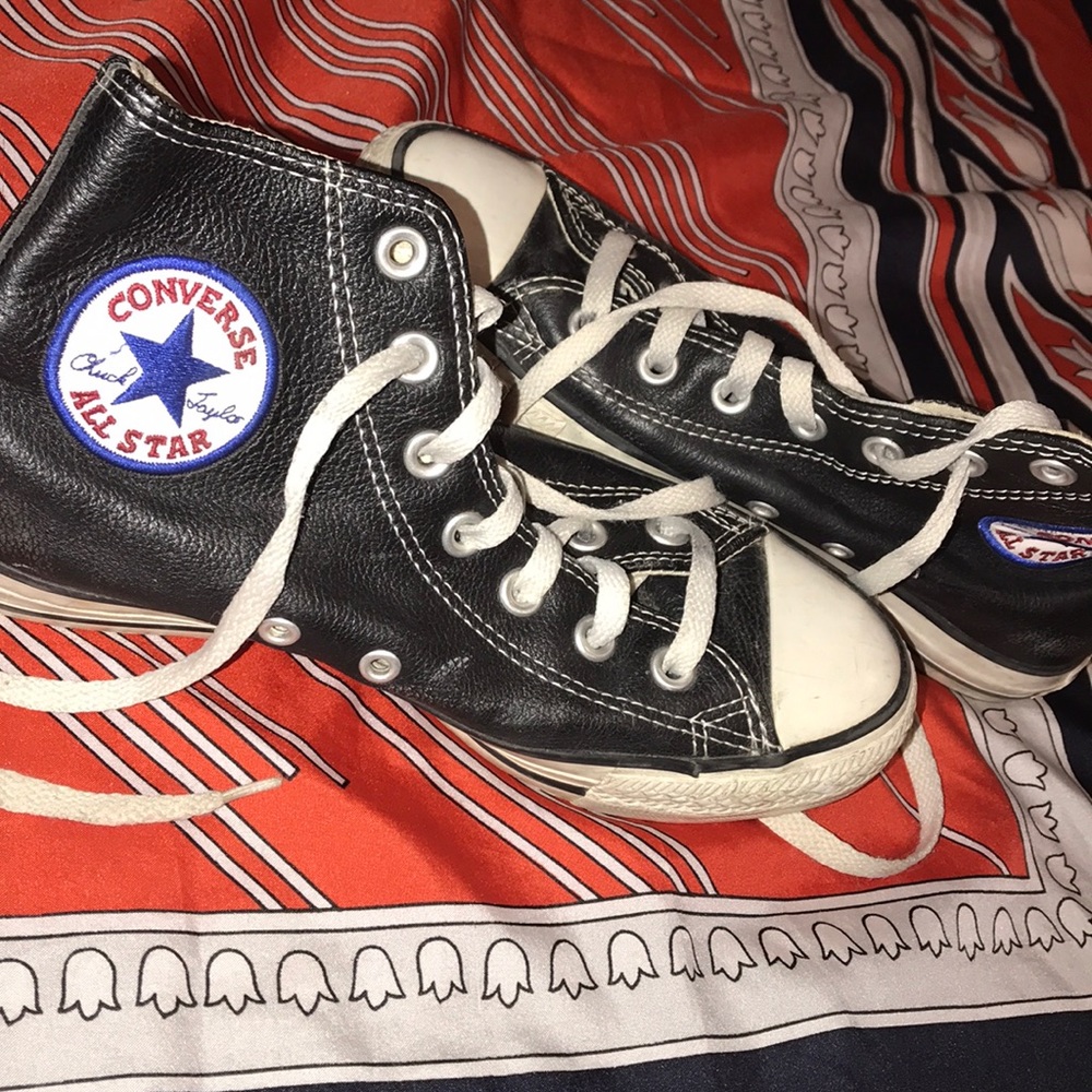 Super cute vintage leather chucks 🤩