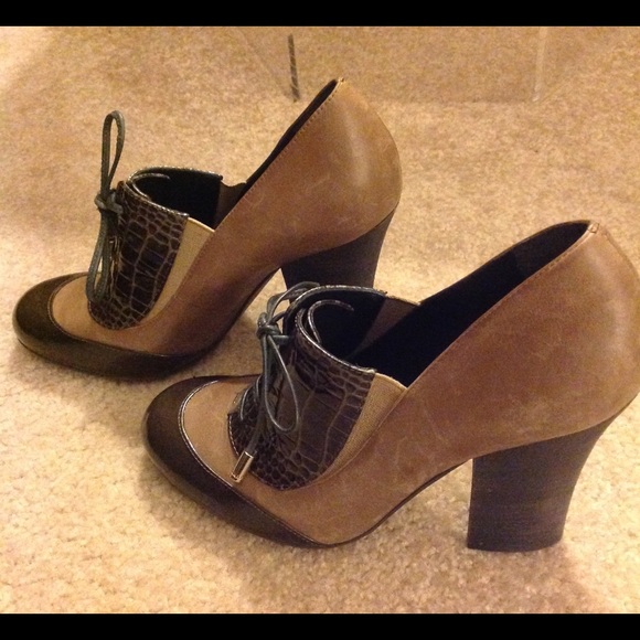 BCBGMaxAzria Shoes - 🎉 HP🎉 Crocodile Print Oxfords