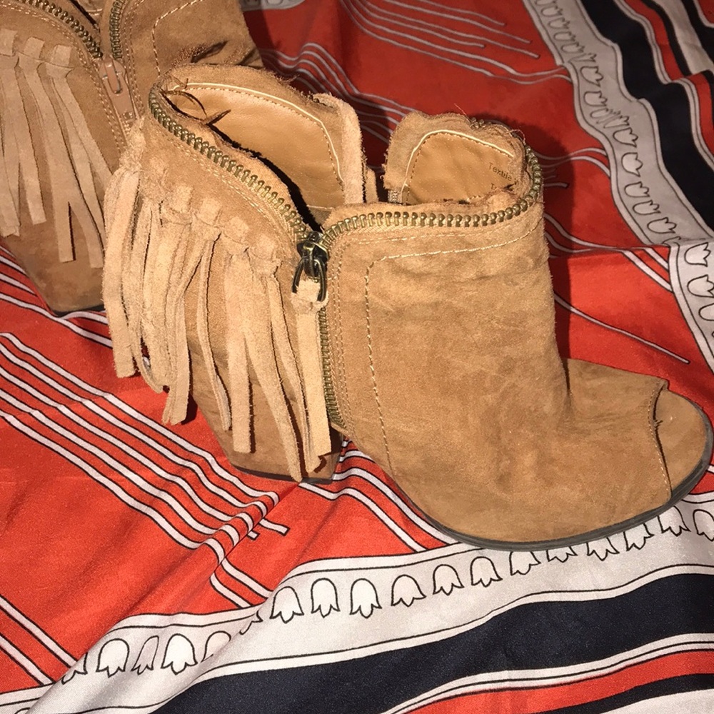Adorable Dolce Vita fringe booties! 😍😍