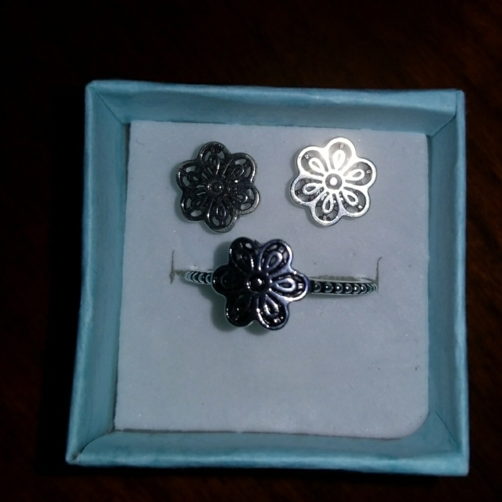 Sterling silver daisy ring w/ matching earrings
