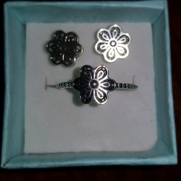 Sterling silver daisy ring w/ matching earrings - Picture 2 of 4