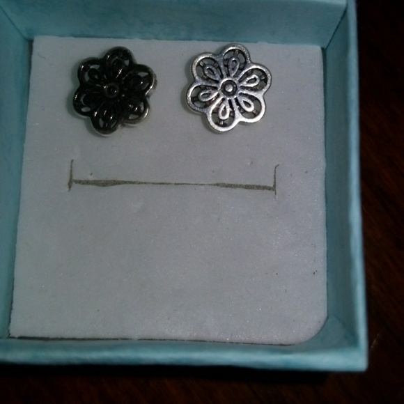 Sterling silver daisy ring w/ matching earrings - Picture 4 of 4