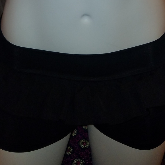 Trendy Trends Black Ruffle Hot Pants NWOT - Picture 2 of 5