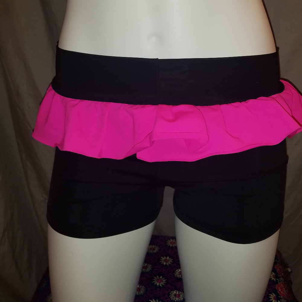 Trendy Trends black hot pants w/ pink ruffle NWOT
