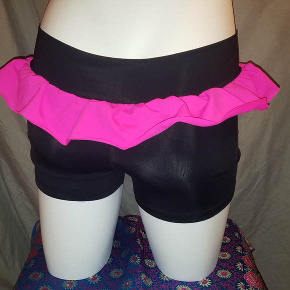Trendy Trends black hot pants w/ pink ruffle NWOT - Picture 2 of 5