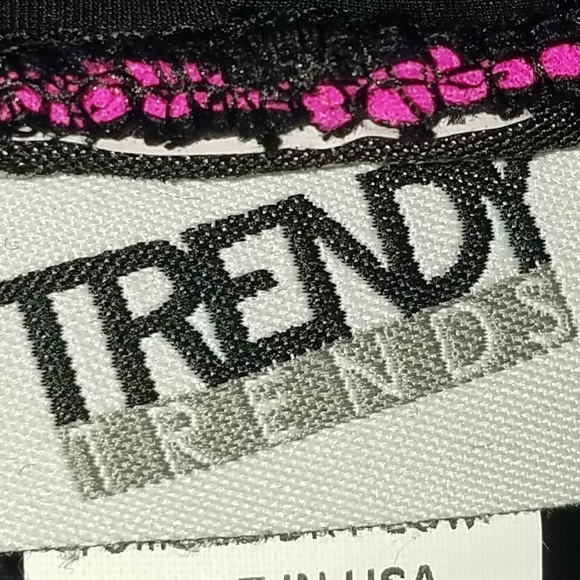 Trendy Trends black hot pants w/ pink ruffle NWOT - Picture 3 of 5