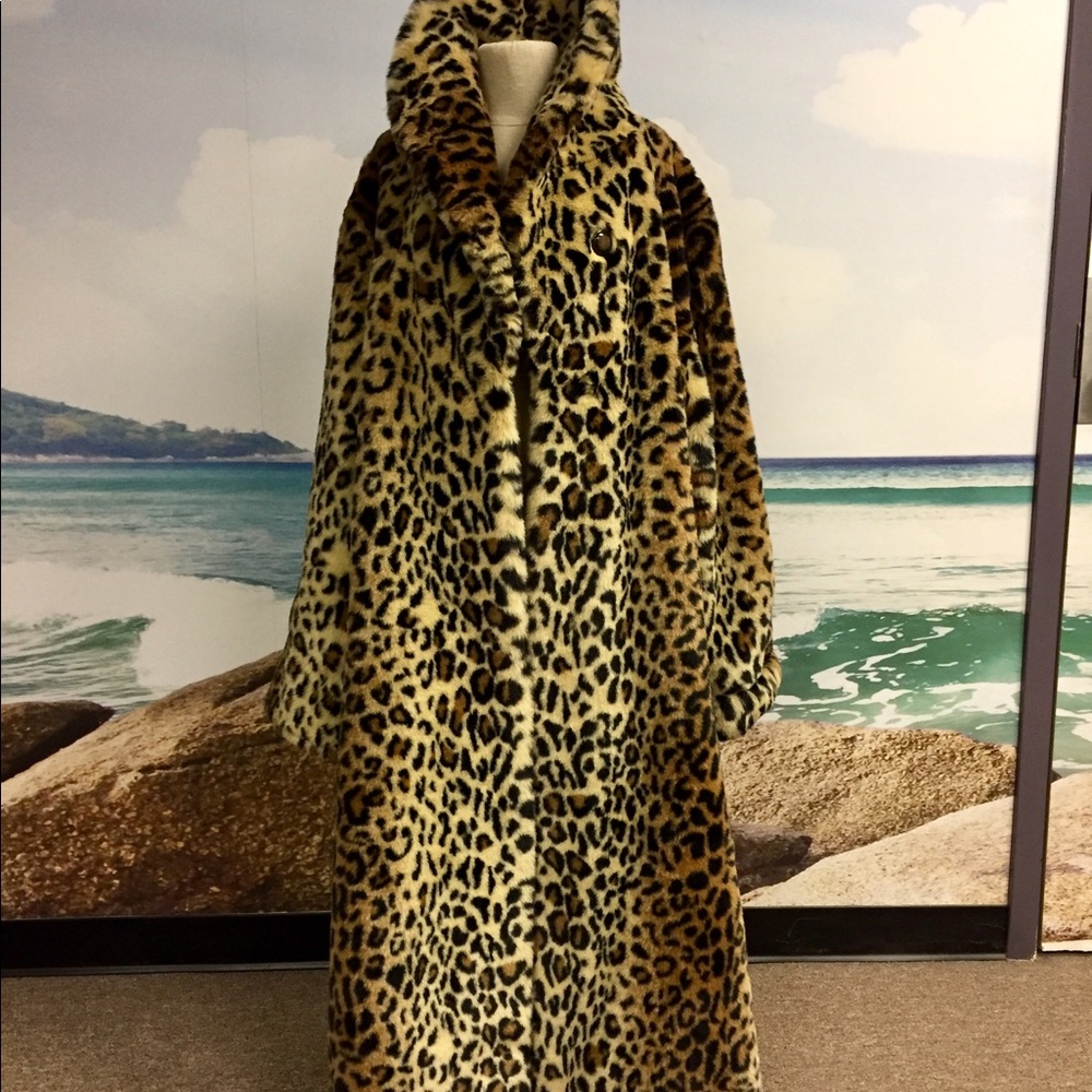 Hello Winter! Beautiful Leopard Faux Fur Coat.
