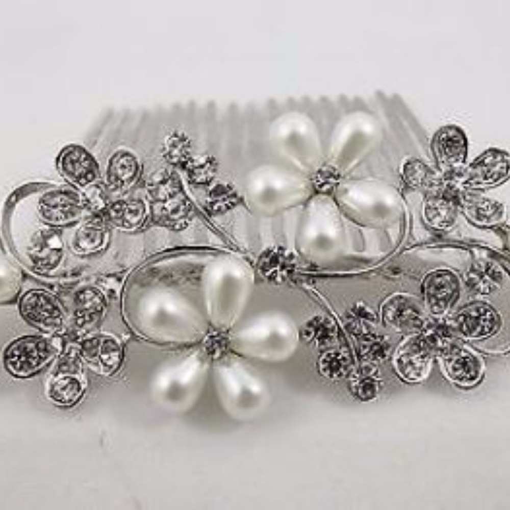 NWOT Peal Flowers with Rhinestone Comb