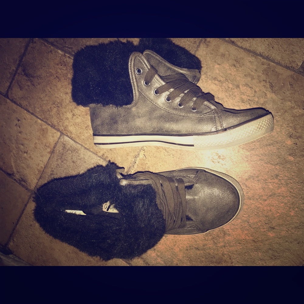 Aeropostale furry sneakers size 8
