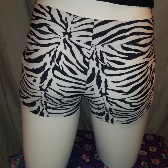 Trendy Trends B&W Zebra Hotpants NWOT - Picture 2 of 5