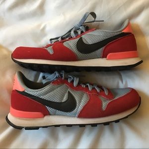 Nike Womenโs Size 9 Neon Tennis Shoes