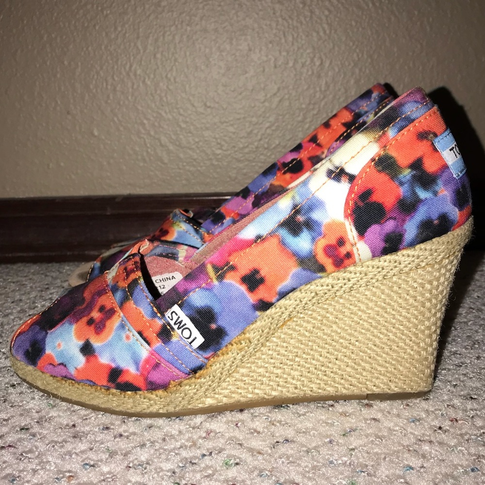 Used Tom wedges w/ woven heel