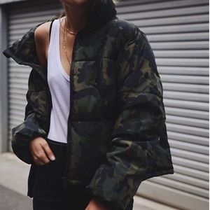 Puffer jacket in camp print