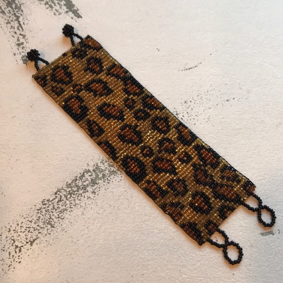 Artisanal Cheetah Beaded Bracelet - Picture 1 of 8