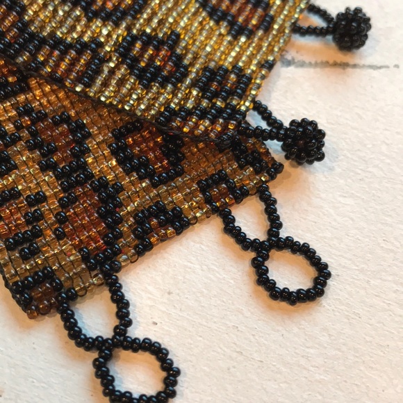 Artisanal Cheetah Beaded Bracelet - Picture 7 of 8