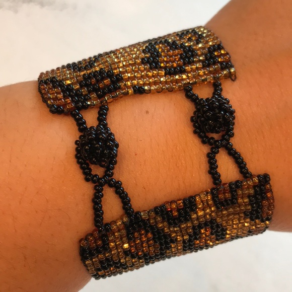 Artisanal Cheetah Beaded Bracelet - Picture 2 of 8