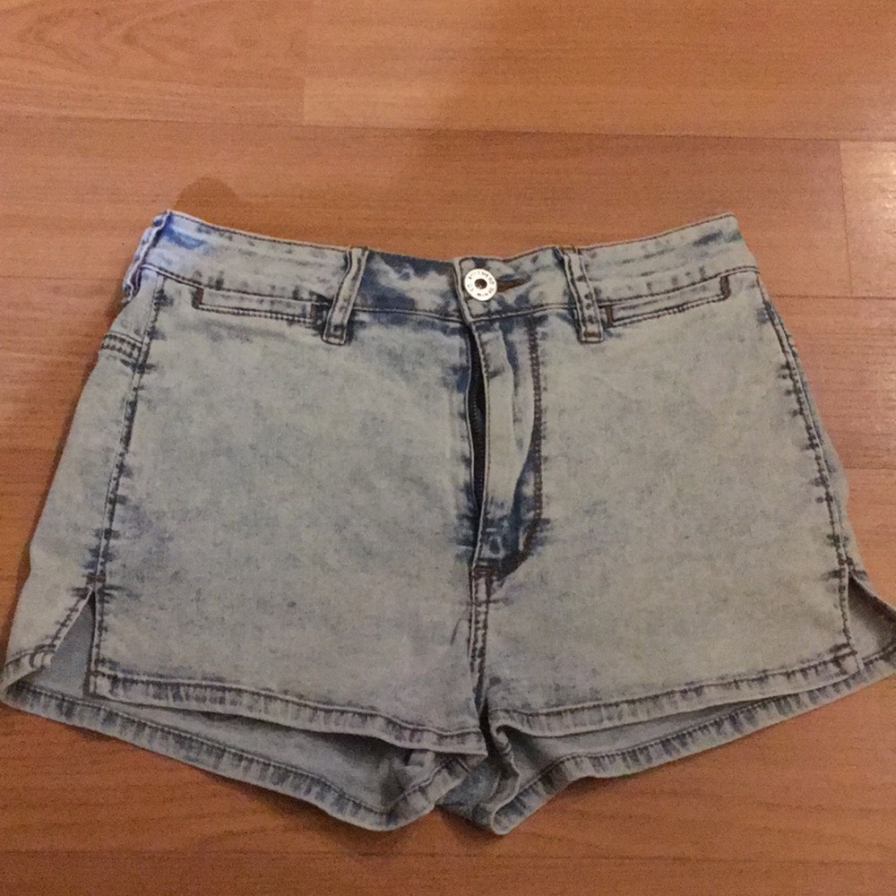High Waisted Acid Washed Denim Shorts 🤙🏼🦋