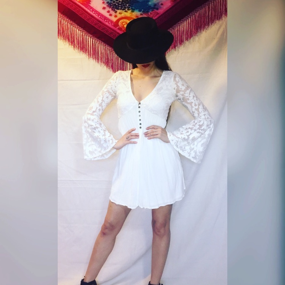 Lace belle sleeved mini