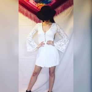 Lace belle sleeved mini