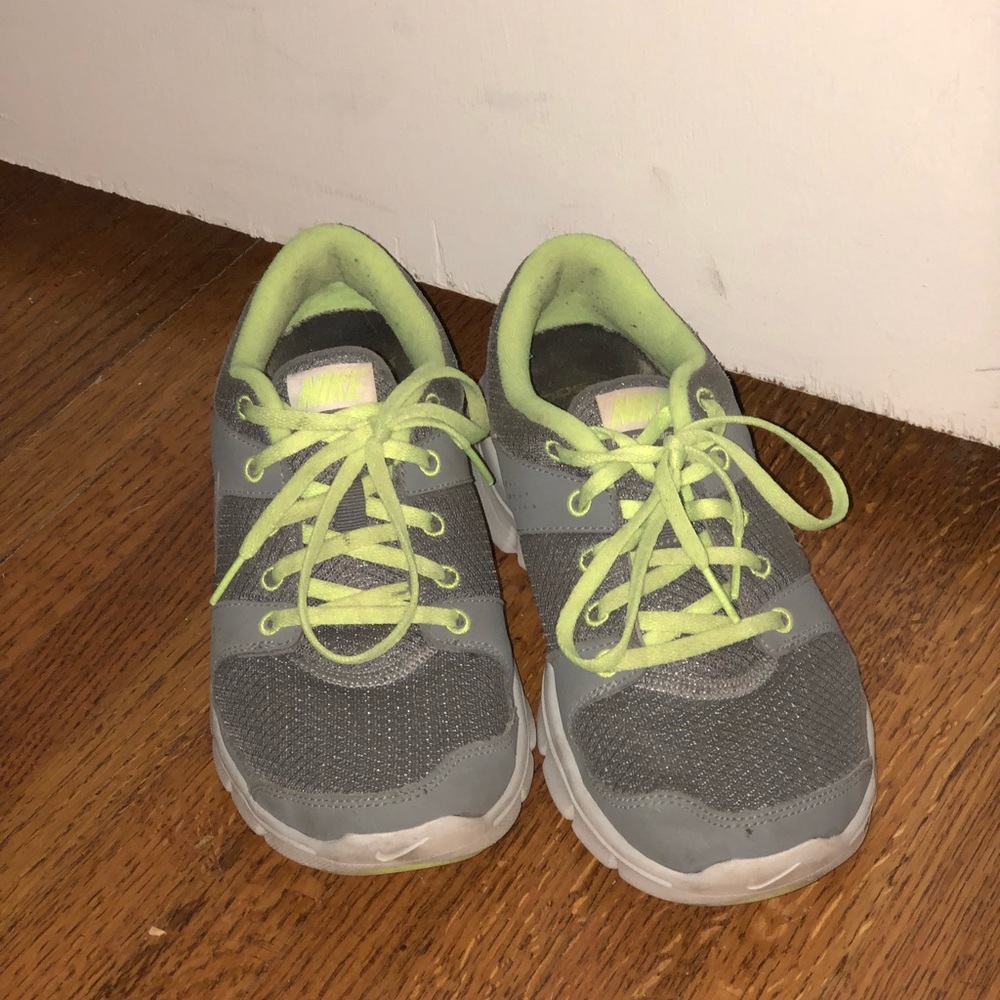 Nike Size 8 Women’s Tennis Shoes