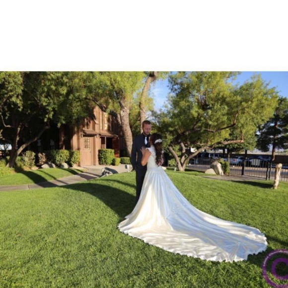Dresses & Skirts - 💥JUST DROPPED PRICE💥Vintage wedding dress