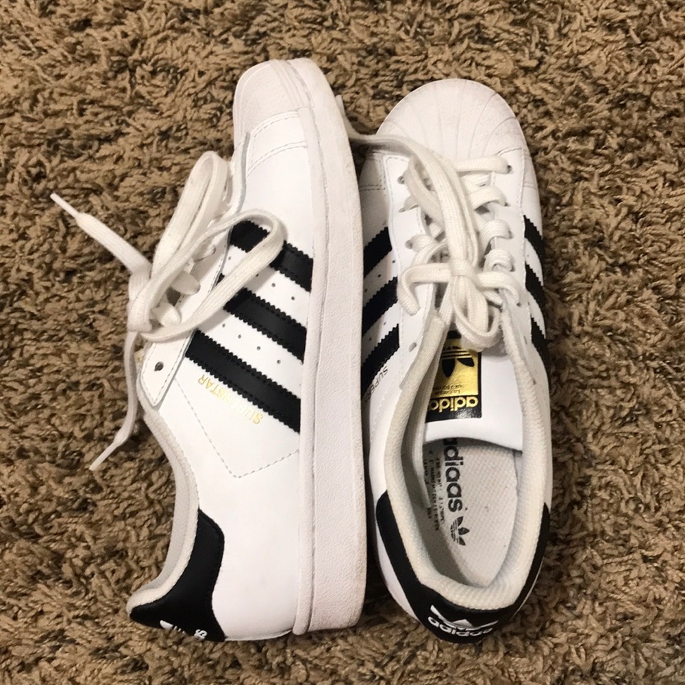 Selling shoes. Only been worn at least 3-5 times. - Picture 1 of 1