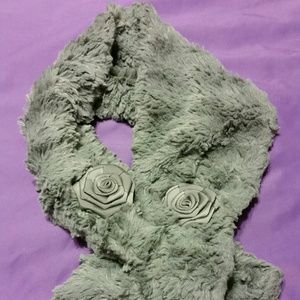 Gray scarf with two roses