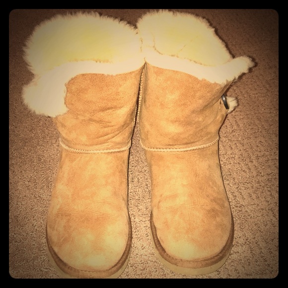 UGG Shoes - Chestnut Bailey Button Uggs!