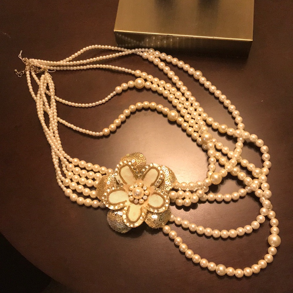 Beautiful Pearl necklace with gold color