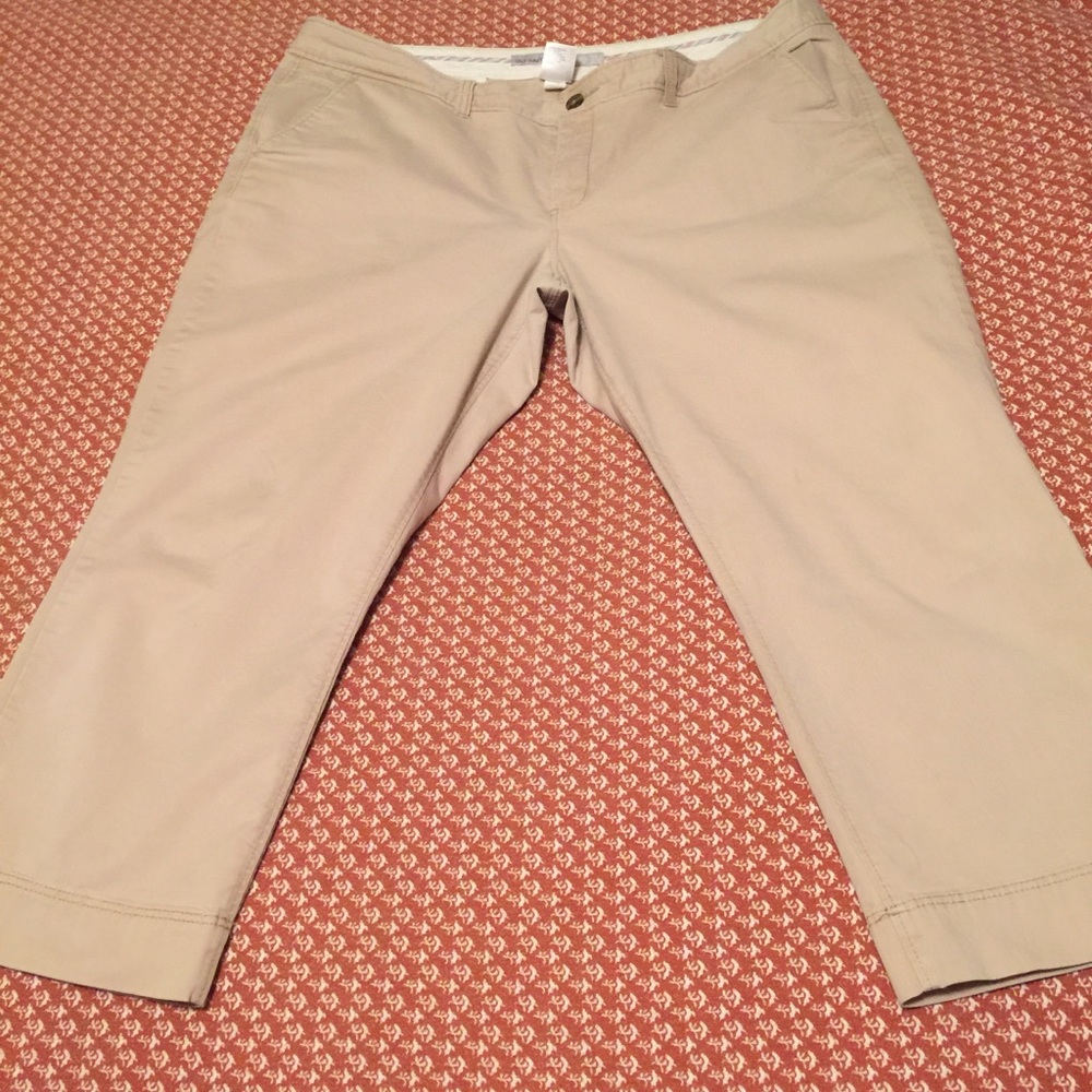 OLD NAVY KHAKI CAPRIS SZ 16