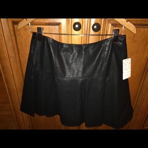 👗SOLD👗 Black Faux Vegan pleated mini skirt