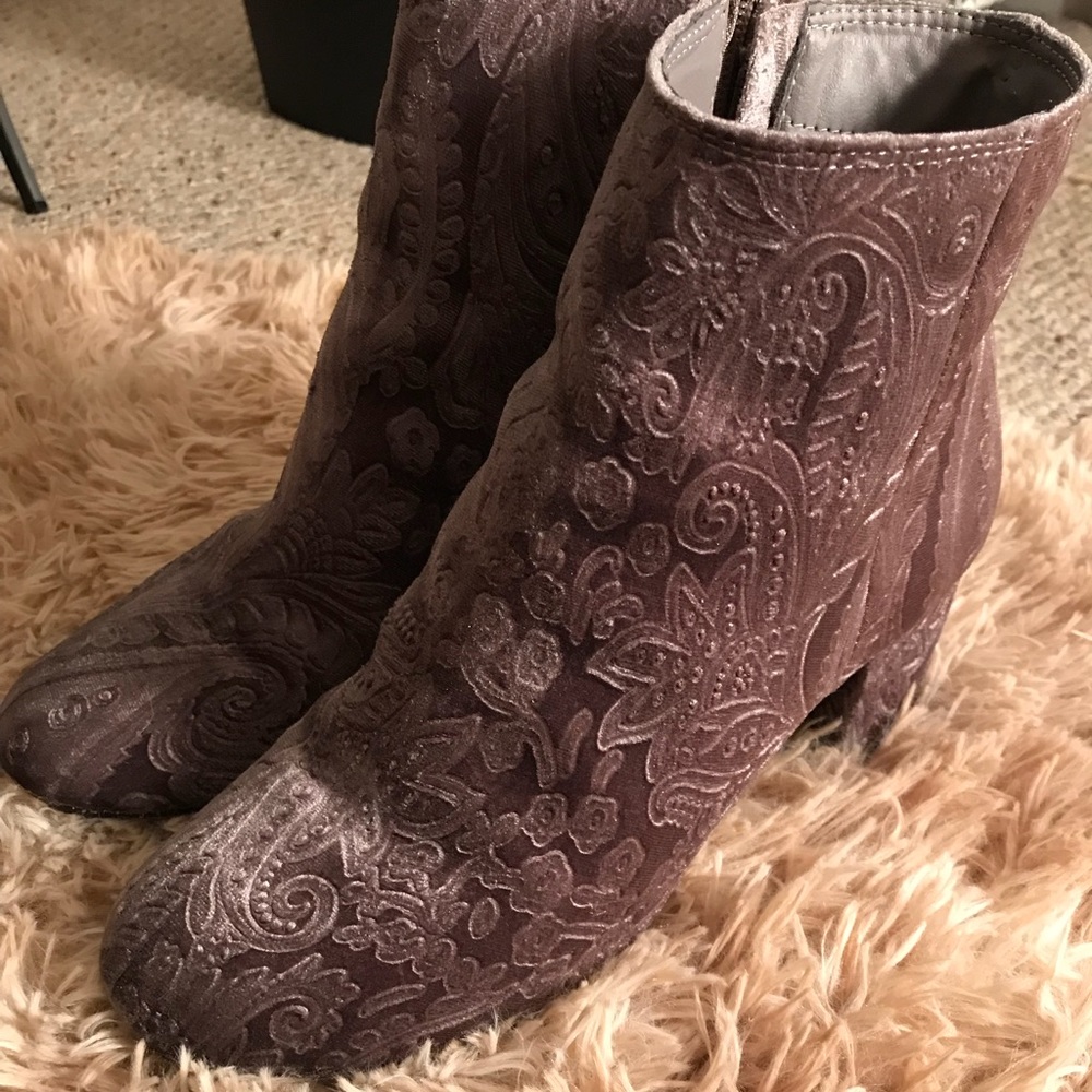 💕HP💕🎉Purple Velvet Embossed Ankle Boots