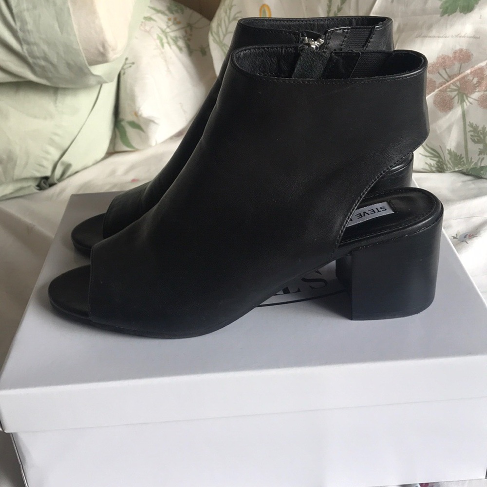 Steve Madden zip up peep toe booties