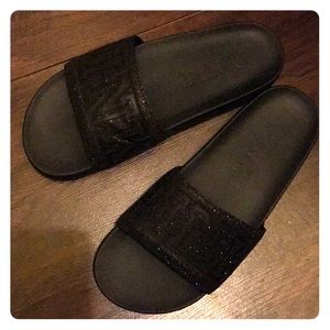 EUC VS PINK BLING SLIDES IN BLACK SIZE 7/8