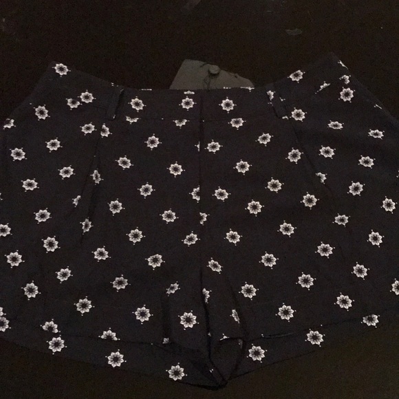 The Fifth Label The Seeker Shorts Dark Floral Deco - Picture 2 of 2