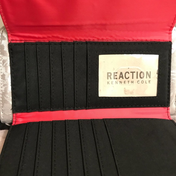 Beautiful Kenneth Cole Reaction wallet. - Picture 3 of 4