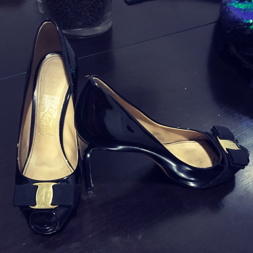Ferragamo Salvatore Leather Bow Pumps Size 7!!