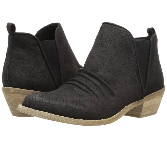 Report Shoes - SOLD Report Drewe Ankle Bootie