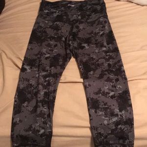Old navy dark gray camo crop legging sz med