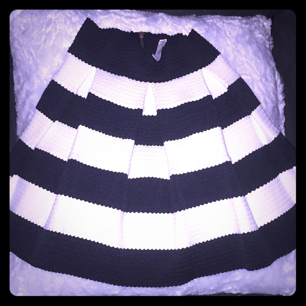 Beautiful Small Black n white dressy skirt
