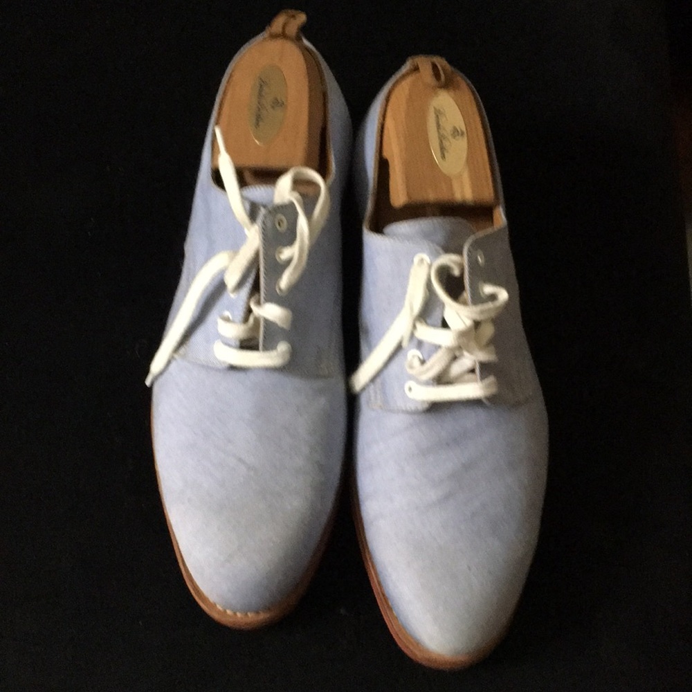 Men’s boat shoes.