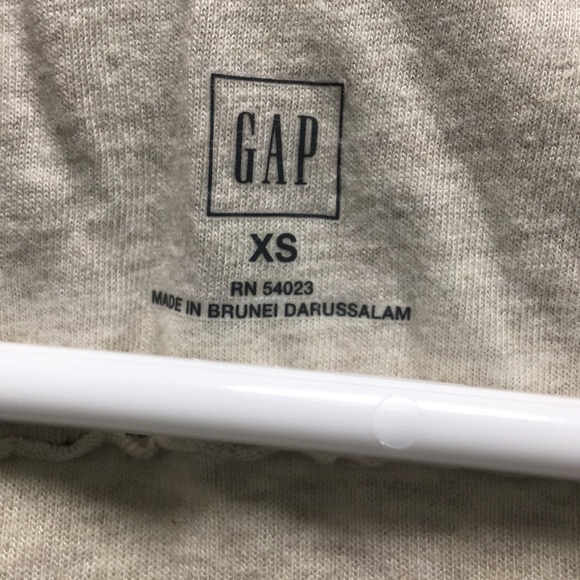 GAP x-small neutral striped v neck - Picture 2 of 3