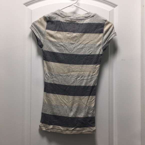 GAP x-small neutral striped v neck - Picture 3 of 3