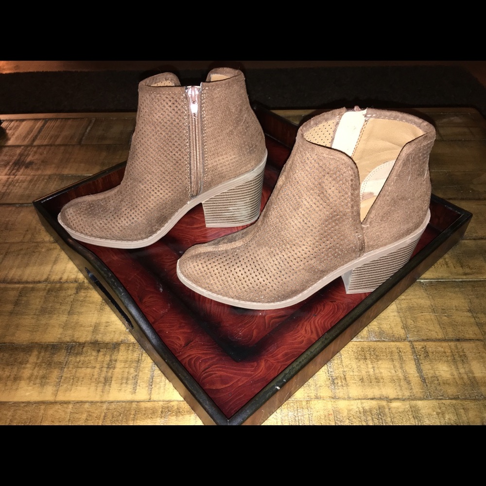 Brown v cut booties