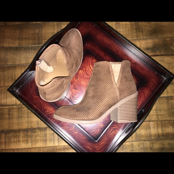 Brown v cut booties - Picture 3 of 4