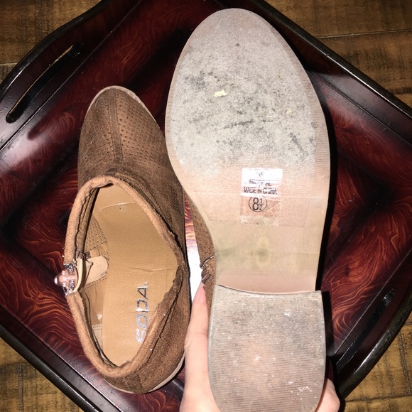 Brown v cut booties - Picture 4 of 4