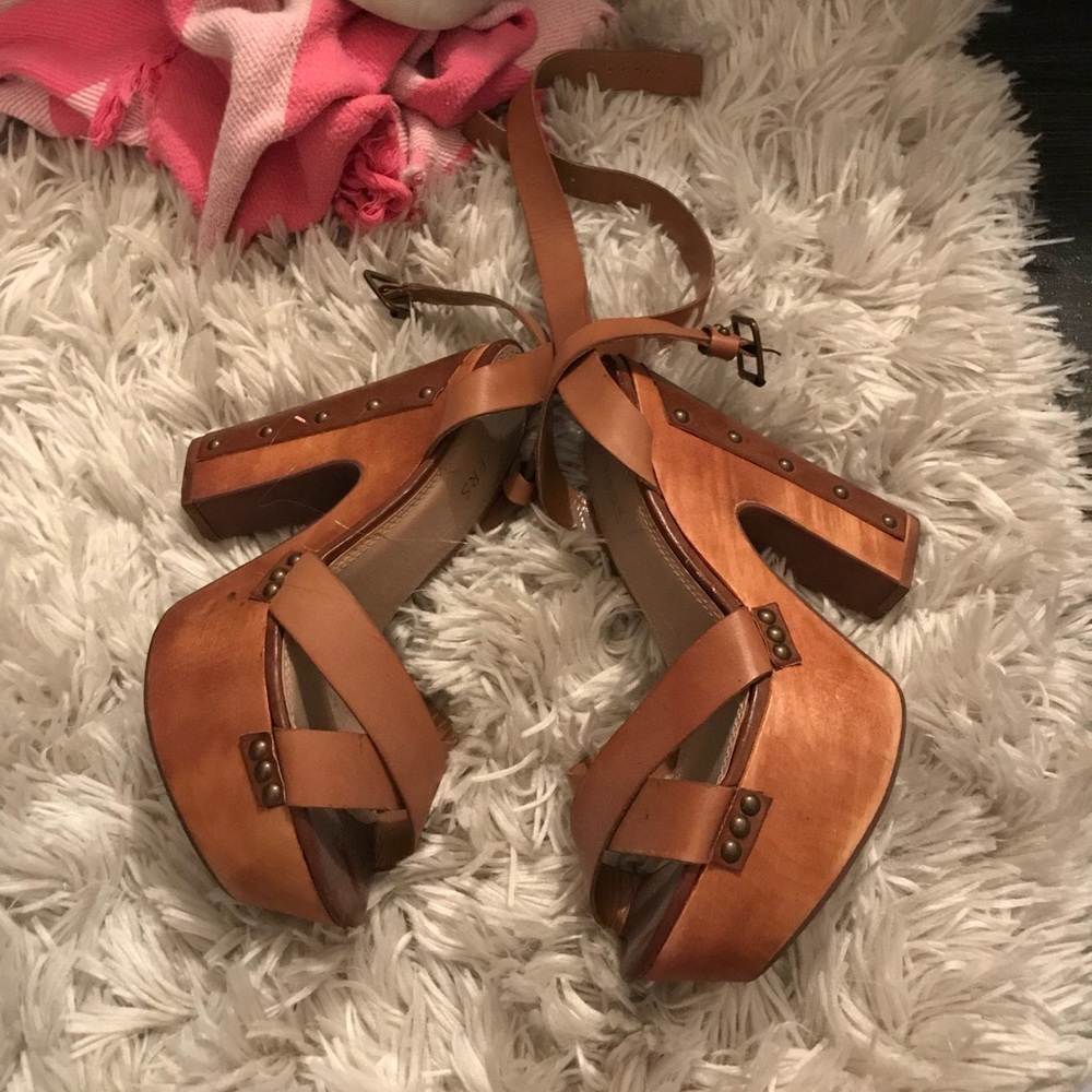 Re-posh super cute brown platform heels never worn