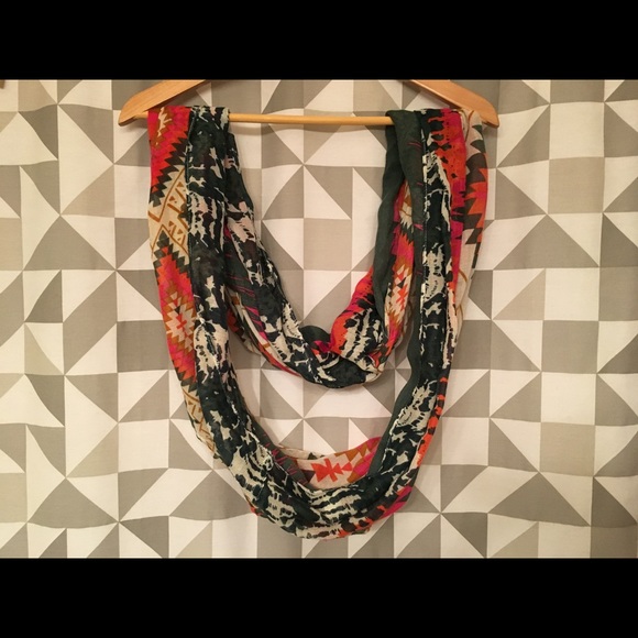Colorful circle scarf - Picture 1 of 3