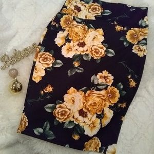 Beautiful rose pencil skirt NWT