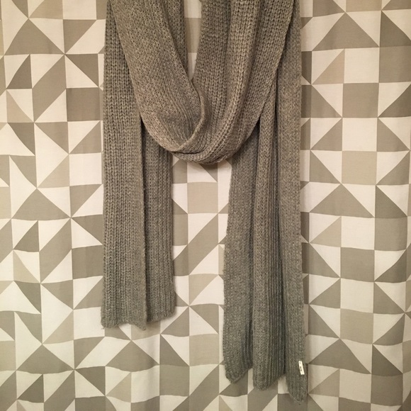 Extra long knitted gray scarf - Picture 2 of 2